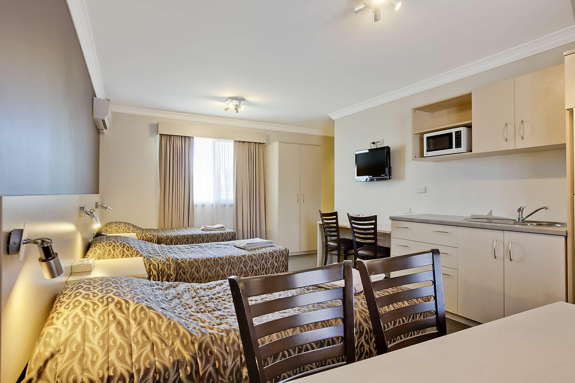 Comfort Inn Мори Экстерьер фото